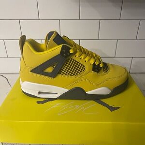 Men’s Jordan Retro 4 Lightening Size 5.5.